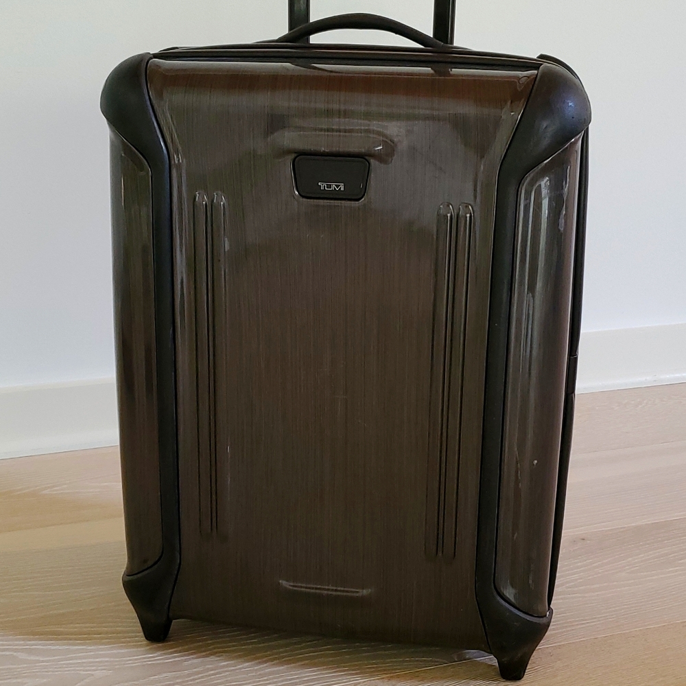 Tumi Vapor International Hardshell Carry-on Luggage Suitcase